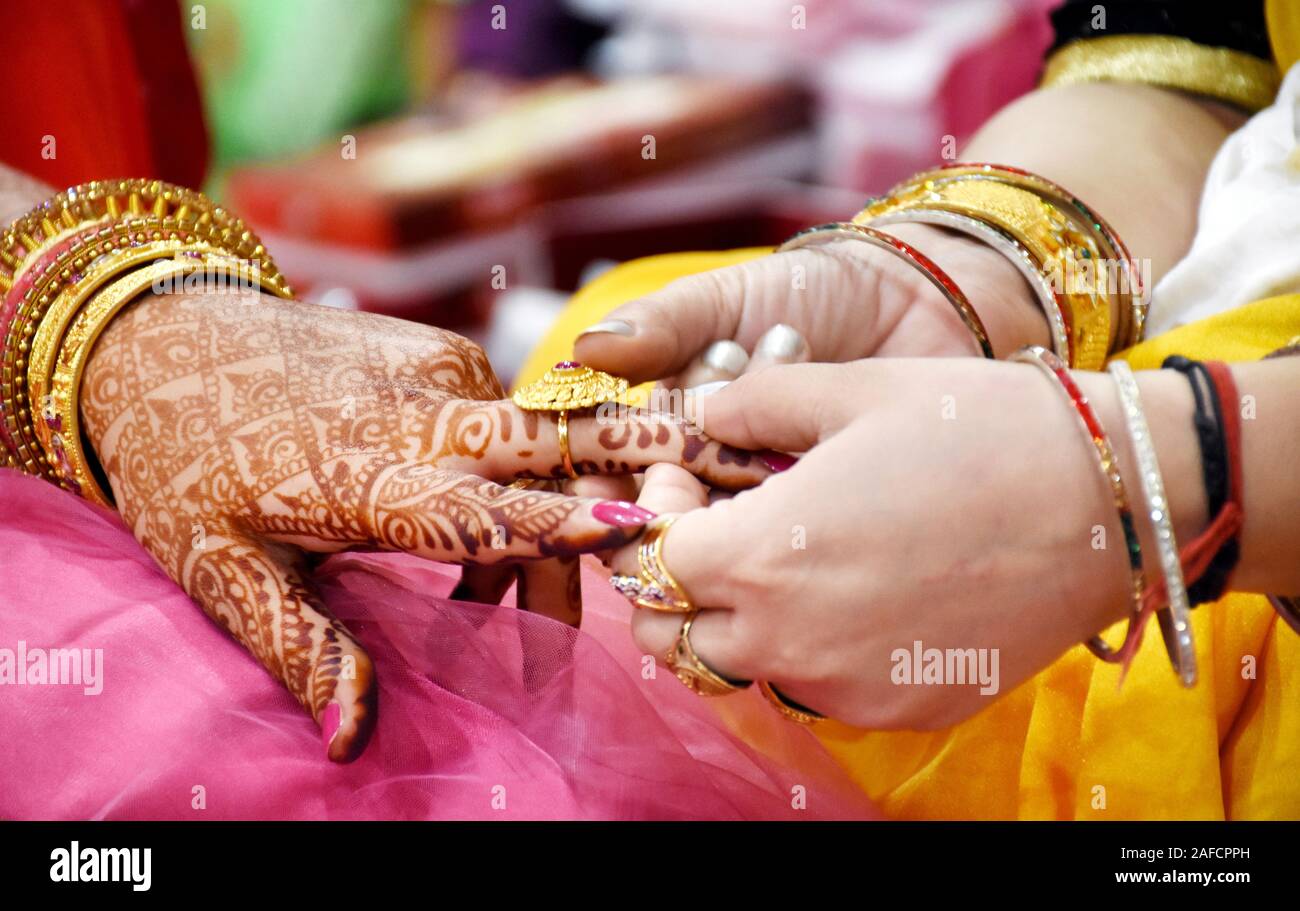 Close up on part d'un homme mis sur une bague de fiançailles au doigt de la mariée Banque D'Images