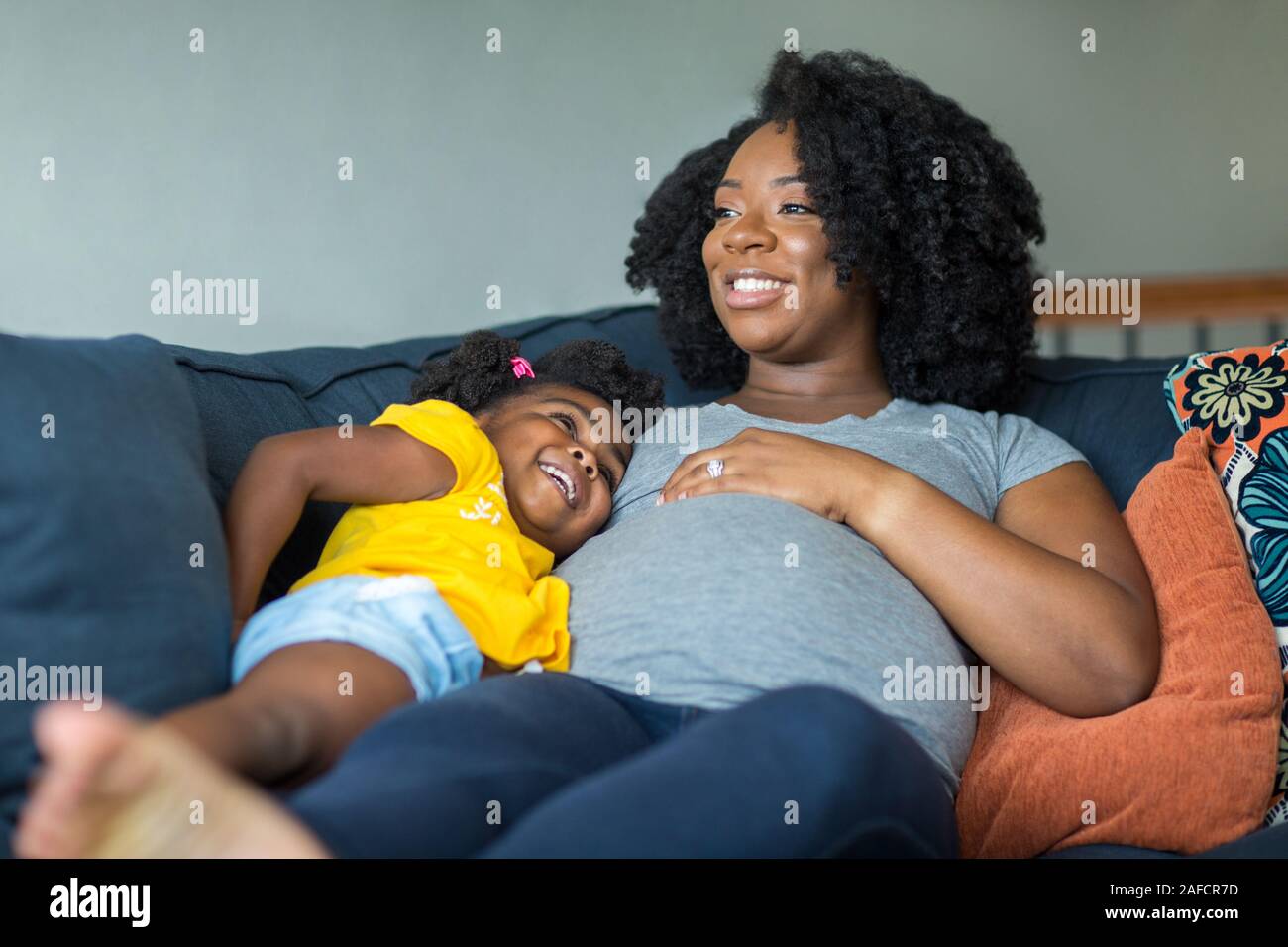 African American mère enceinte et sa fille. Banque D'Images