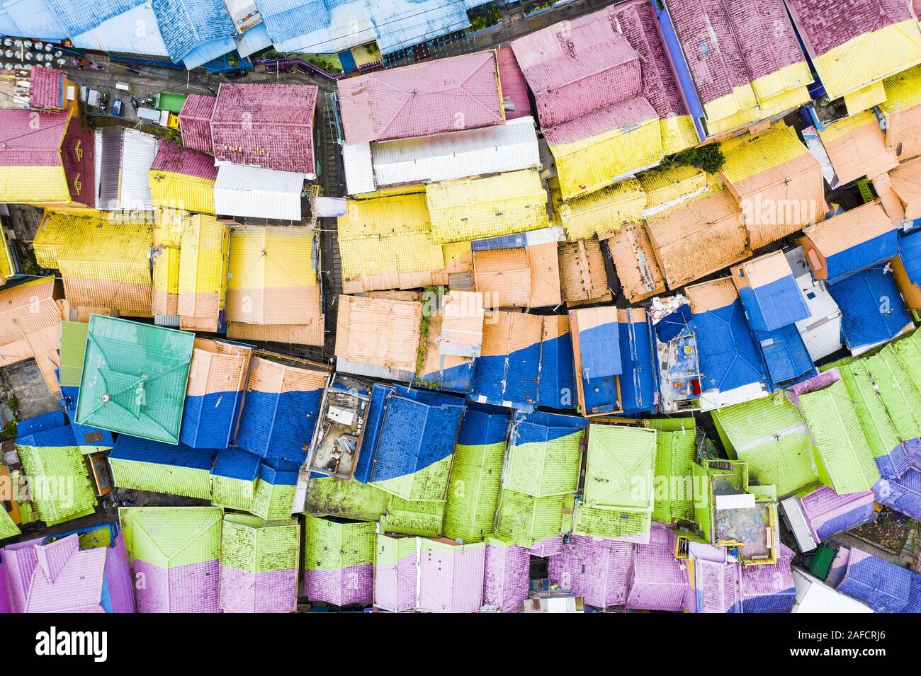 Vue de dessus, superbe vue aérienne du village Arc-en-ciel aussi connu comme Jodipan Jodipan ou Kampung Wisata. Banque D'Images