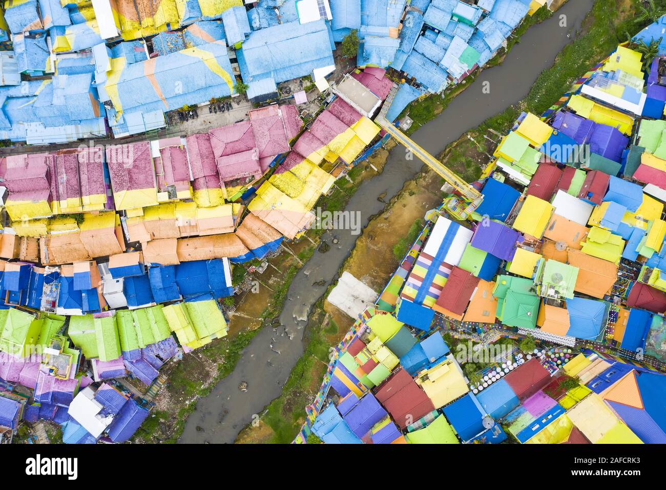 Vue de dessus, superbe vue aérienne du village Arc-en-ciel aussi connu comme Jodipan Jodipan ou Kampung Wisata. Banque D'Images