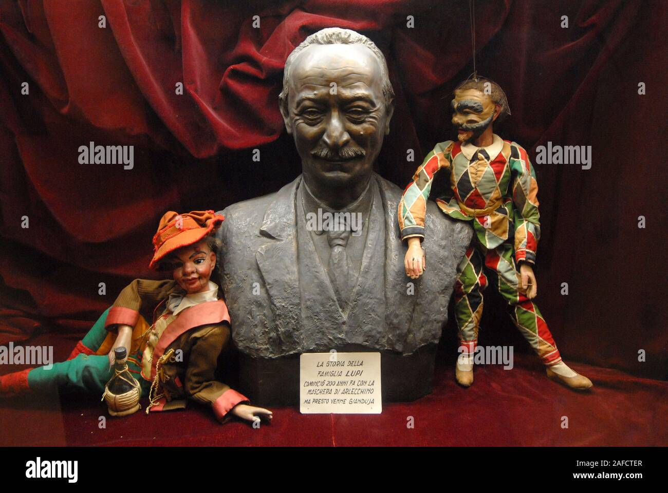 Turin, Italie - Février 2008 : le buste de Luigi Lupi entre Gianduja et Harlequin, les masques de la Commedia dell'Arte italienne, dans le musée de marionnettes Banque D'Images