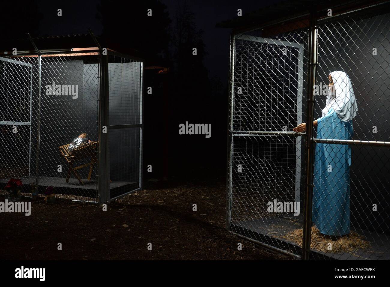 Une scène de la nativité représentant Jésus, Marie et Joseph en tant que réfugiés dans des cages, assimilant l'un des plus célèbres images de la saison de Noël aux photos qui sont devenus synonymes de critique de l'administration d'atout de séparation de la frontière est photographié à l'Église méthodiste à Claremont, Californie le Samedi, Décembre 14, 2019. L'affichage, qui alimente actuellement débat montre classic Nativité figurines de Joseph et Marie dans les cages de chaque côté d'une cage contenant la crèche de Jésus. "Nous considérons que c'est, à certains égards, la Sainte Famille au nom de la famille sans nom", a déclaré la Banque D'Images
