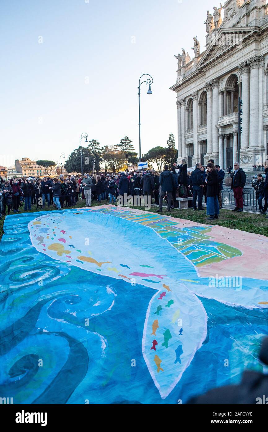 Manifestation à Rome, Italie, 14-12-2019, du mouvement 'sardines abrite'. Né à Bologne, en Italie comme une réponse à "souveraineté", à la lutte contre la politique d'immigration et à l'agression verbale des partis comme la Ligue de Matteo Salvini et les frères d'Italie par Giorgia Meloni. Banque D'Images