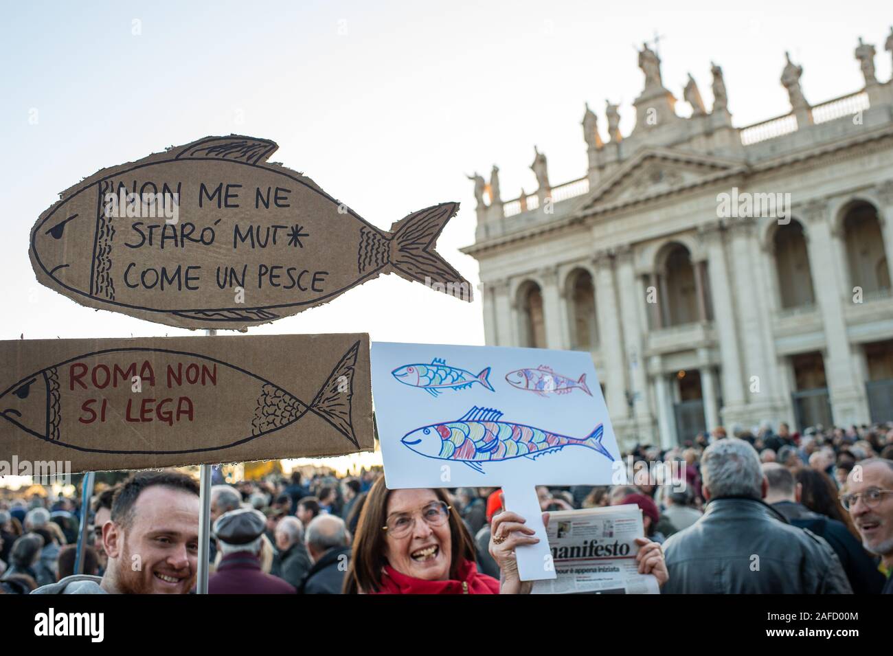 Manifestation à Rome, Italie, 14-12-2019, du mouvement 'sardines abrite'. Né à Bologne, en Italie comme une réponse à "souveraineté", à la lutte contre la politique d'immigration et à l'agression verbale des partis comme la Ligue de Matteo Salvini et les frères d'Italie par Giorgia Meloni. Banque D'Images