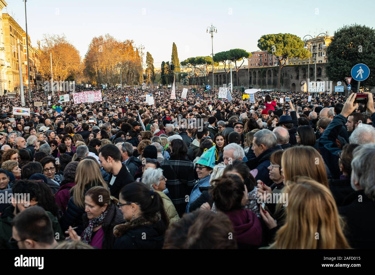 Manifestation à Rome, Italie, 14-12-2019, du mouvement 'sardines abrite'. Né à Bologne, en Italie comme une réponse à "souveraineté", à la lutte contre la politique d'immigration et à l'agression verbale des partis comme la Ligue de Matteo Salvini et les frères d'Italie par Giorgia Meloni. Banque D'Images