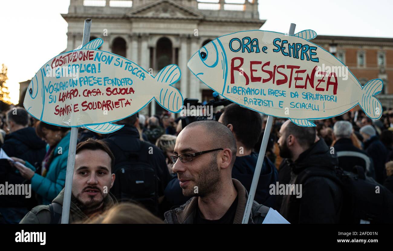 Manifestation à Rome, Italie, 14-12-2019, du mouvement 'sardines abrite'. Né à Bologne, en Italie comme une réponse à "souveraineté", à la lutte contre la politique d'immigration et à l'agression verbale des partis comme la Ligue de Matteo Salvini et les frères d'Italie par Giorgia Meloni. Banque D'Images