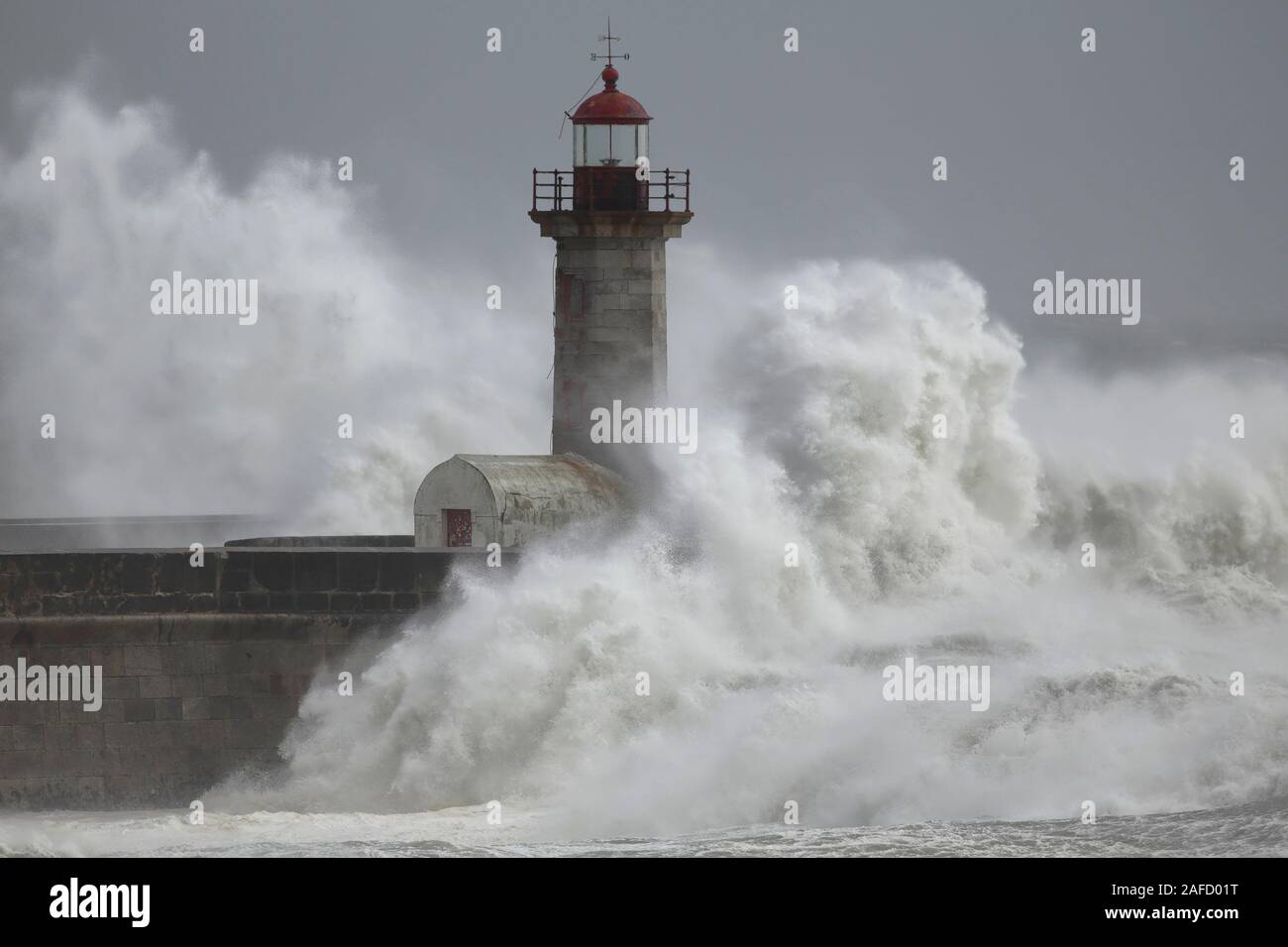 Tempête sur la mer. Vieux phare de la rivière Douro, Porto, Portugal. Banque D'Images
