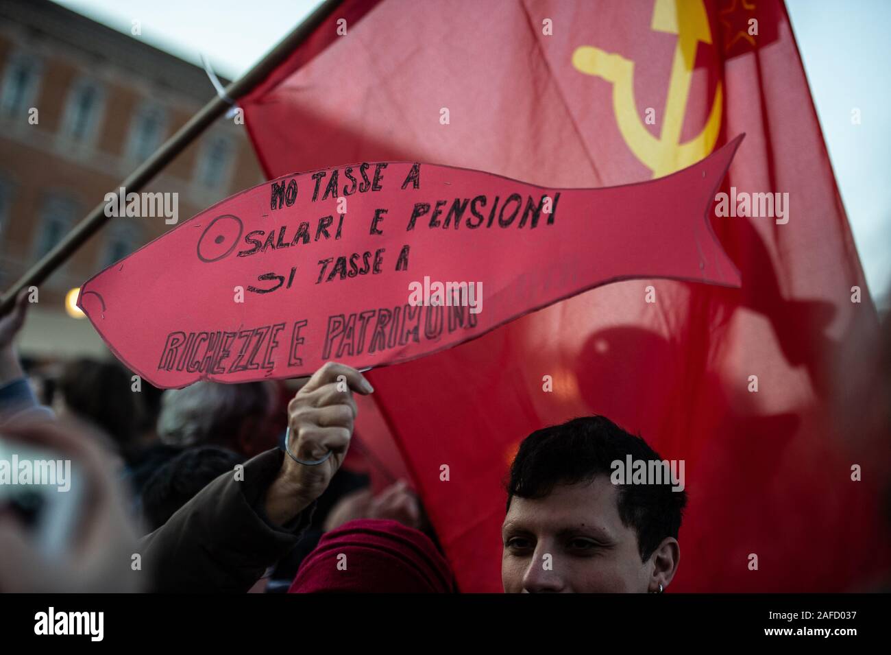 Manifestation à Rome, Italie, 14-12-2019, du mouvement 'sardines abrite'. Né à Bologne, en Italie comme une réponse à "souveraineté", à la lutte contre la politique d'immigration et à l'agression verbale des partis comme la Ligue de Matteo Salvini et les frères d'Italie par Giorgia Meloni. Banque D'Images