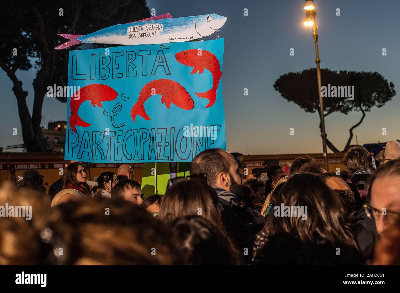 Manifestation à Rome, Italie, 14-12-2019, du mouvement 'sardines abrite'. Né à Bologne, en Italie comme une réponse à "souveraineté", à la lutte contre la politique d'immigration et à l'agression verbale des partis comme la Ligue de Matteo Salvini et les frères d'Italie par Giorgia Meloni. Banque D'Images