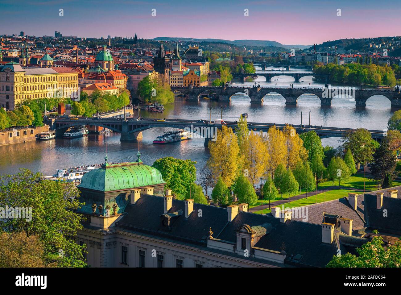 Destination voyage incroyable avec des ponts et des bâtiments historiques. L'emplacement du ressort avec bâtiments colorés et de la rivière Vltava, Prague, République tchèque, Euro Banque D'Images