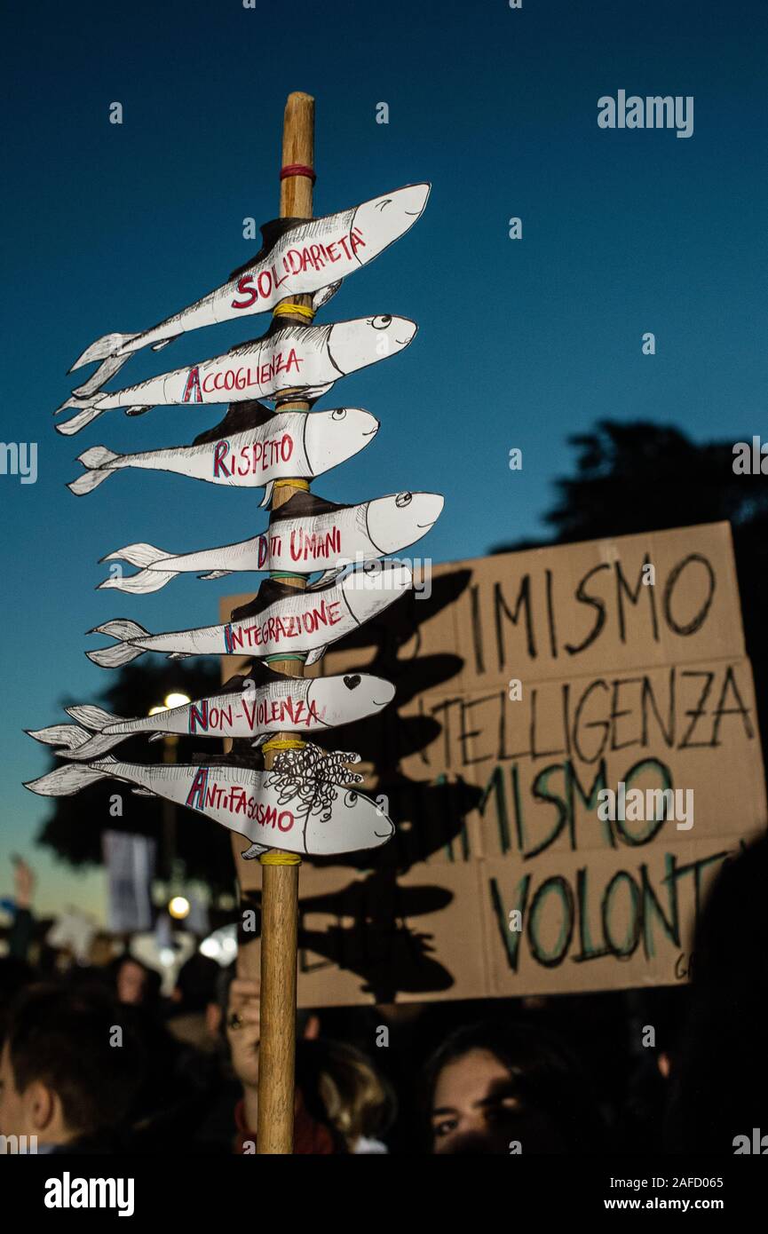 Manifestation à Rome, Italie, 14-12-2019, du mouvement 'sardines abrite'. Né à Bologne, en Italie comme une réponse à "souveraineté", à la lutte contre la politique d'immigration et à l'agression verbale des partis comme la Ligue de Matteo Salvini et les frères d'Italie par Giorgia Meloni. Banque D'Images