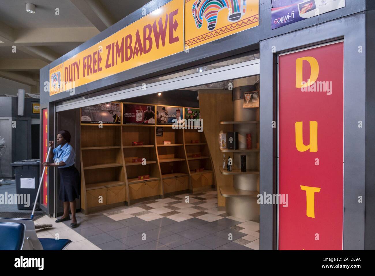 Aéroport international Robert Mugabe, Harare, Zimbabwe. Une boutique hors taxes presque vide pendant la crise économique de fin 2019. Banque D'Images