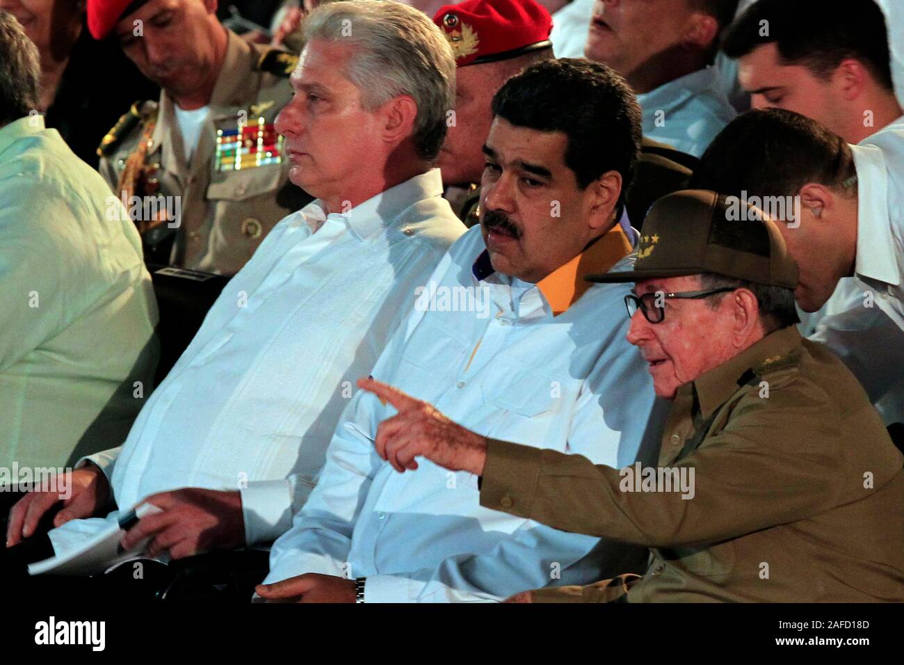 (191215) -- LA HAVANE, le 15 décembre 2019 (Xinhua) -- le président cubain Miguel Diaz-Canel (3R, à l'avant), le président vénézuélien Nicolas Maduro (2e R, à l'avant) et Raul Castro (1er r, avant), premier secrétaire du Comité central du Parti Communiste de Cuba, d'assister à la clôture du 17ème sommet de l'Alliance bolivarienne pour les peuples de notre Amérique (ALBA) à La Havane, Cuba, le 14 décembre 2019. Les États-Unis fomentent "instabilité" en Amérique Latine pour promouvoir ses propres intérêts, les membres d'un bloc régional a déclaré samedi. À la fin du 17ème sommet de l'Alliance bolivarienne pour les Peop Banque D'Images
