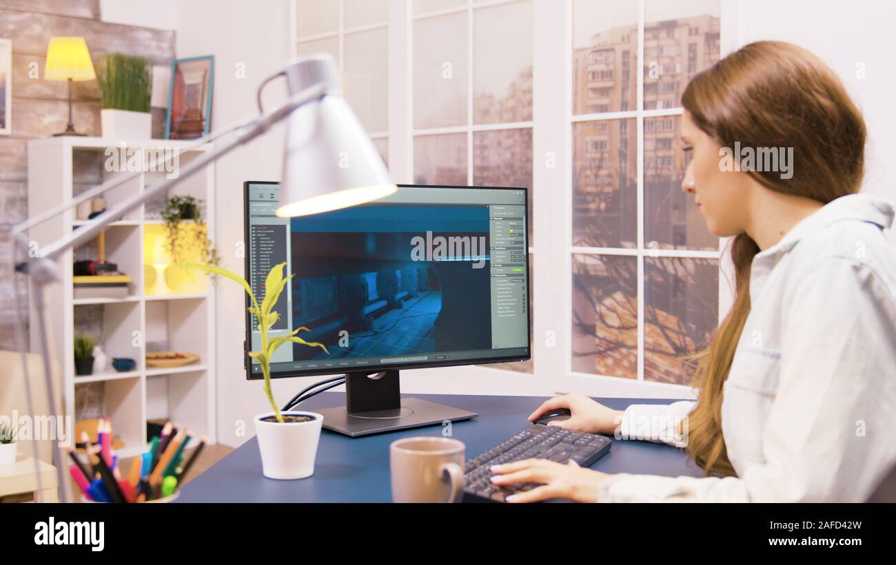 Sur l'épaulement tourné de promoteur de jeu des femmes de travailler sur un nouveau projet. Banque D'Images