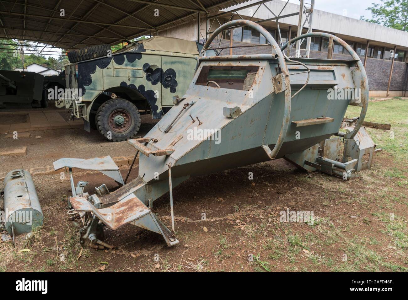 Gweru, Zimbabwe. Le musée militaire. Un camion d'artillerie-remorquage de l'armée de Rhodésie (en arrière-plan) et la châssis d'un véhicule protégé contre la mine de léopard. Banque D'Images