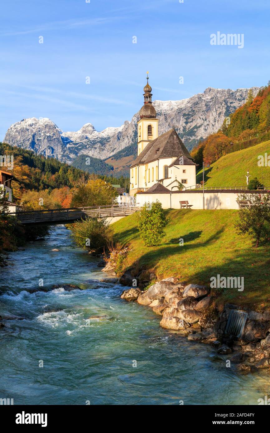 L'église St Sébastien à belles Alpes bavaroises sur Ramsau, parc national de Berchtesgaden en Allemagne Banque D'Images