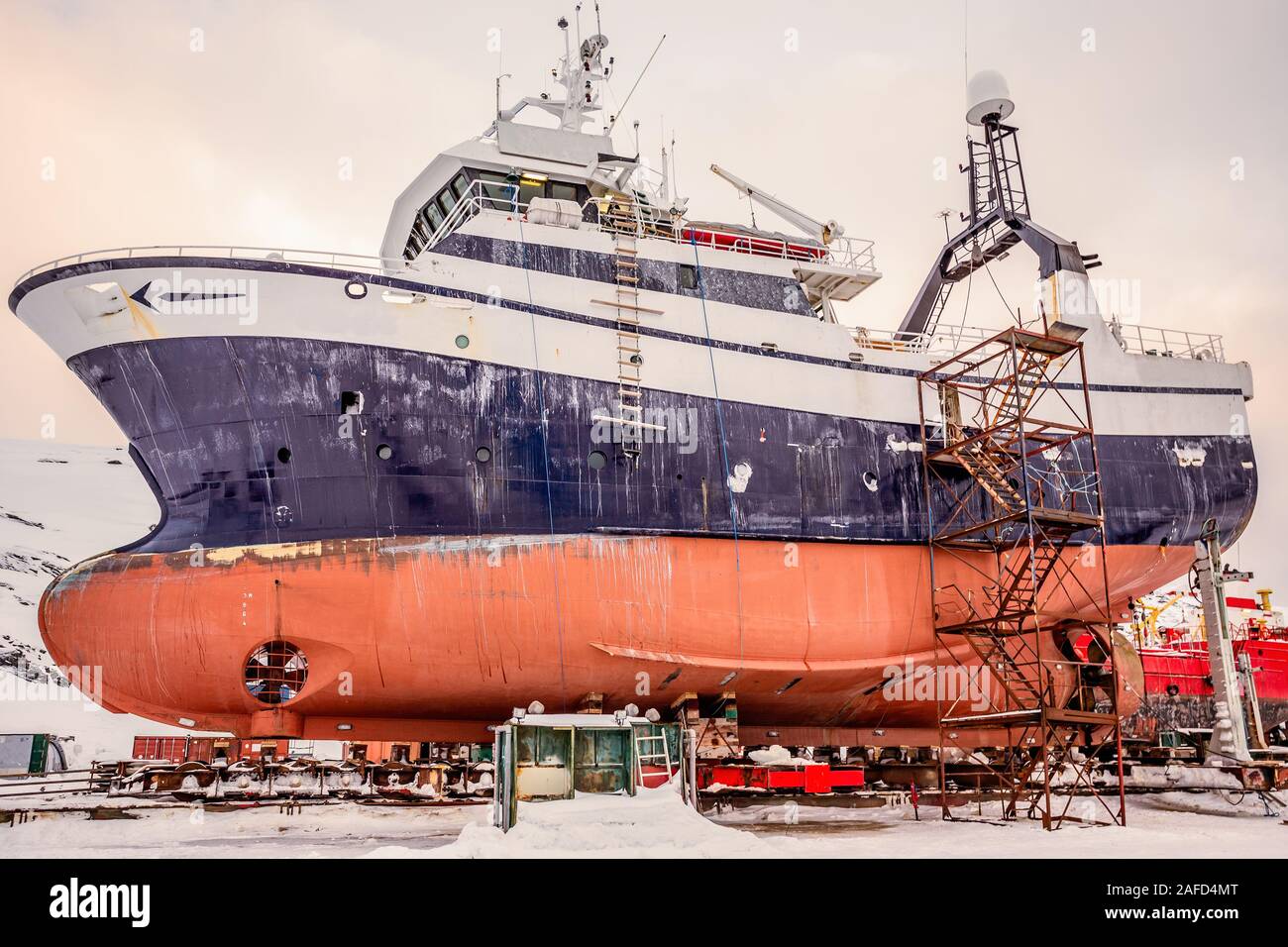 Les coques des navires de pêche dans l'arsenal sur l'entretien au cours de l'hiver, port de Nuuk, Groenland Banque D'Images