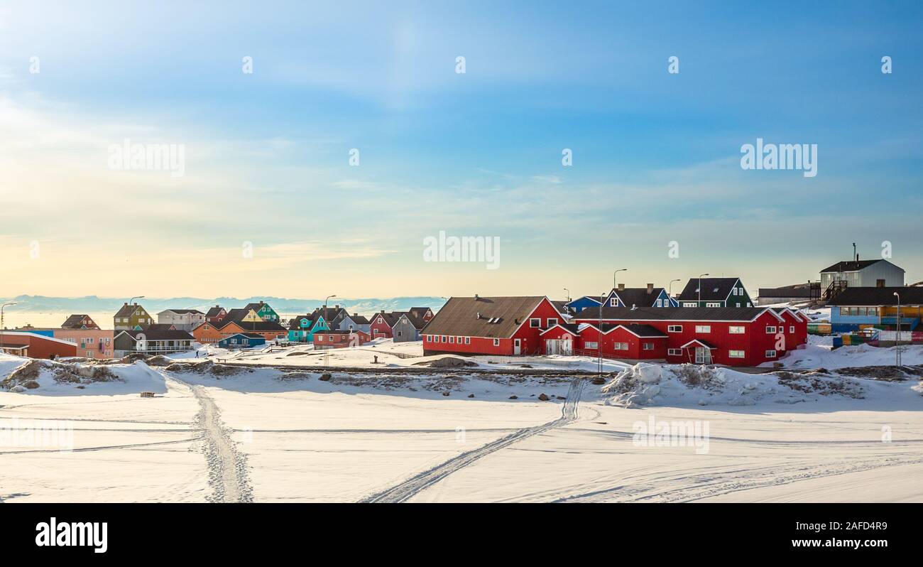 Panorama du centre-ville de l'Arctique avec des maisons des Inuits au fjord couvert de neige, Ilulissat, Groenland, municipalité de Avannaata Banque D'Images