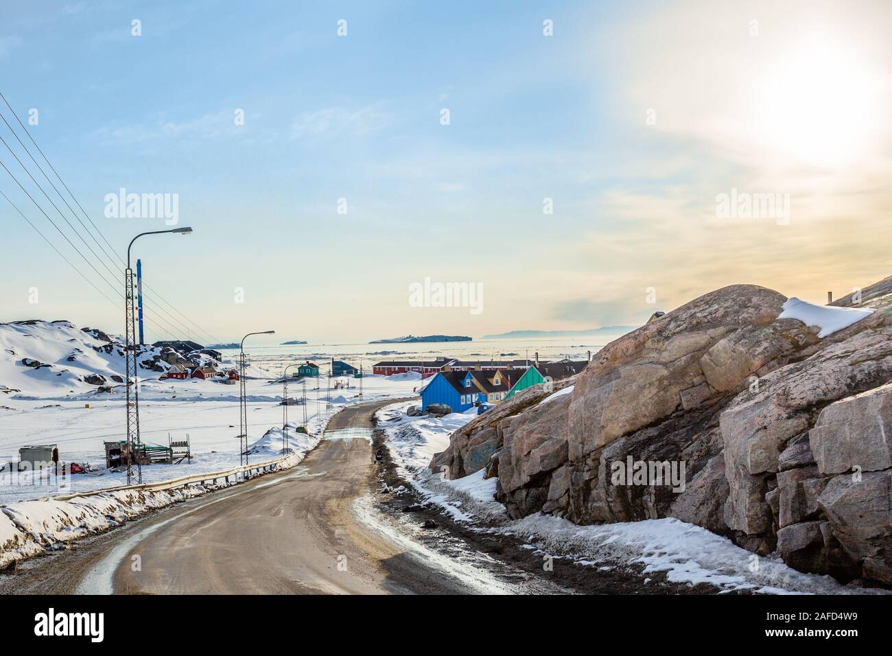 Route boueuse entre les rochers pour le fjord avec des Inuits, maisons, Ilulissat, Groenland municipalité Avannaata Banque D'Images