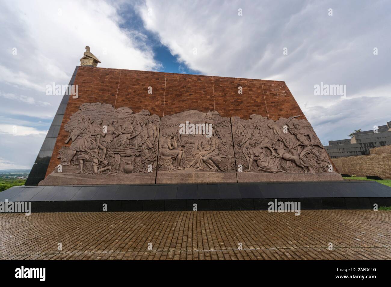 Harare, Zimbabwe. Une murale représentant la guerre d'indépendance du pays (connue sous le nom de « Chimarenga » ou « guerre de libération » dans l'acre des héros nationaux de Harare. L'oiseau du Zimbabwe au-dessus de la murale. Banque D'Images