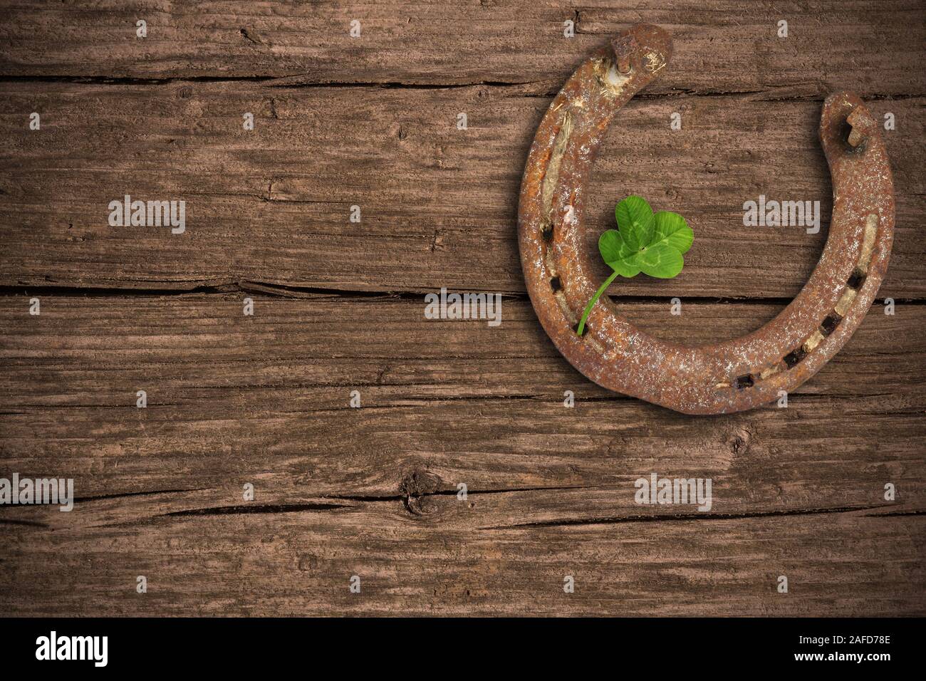 Tableau noir avec quatre feuilles de trèfle et fer à cheval Banque D'Images