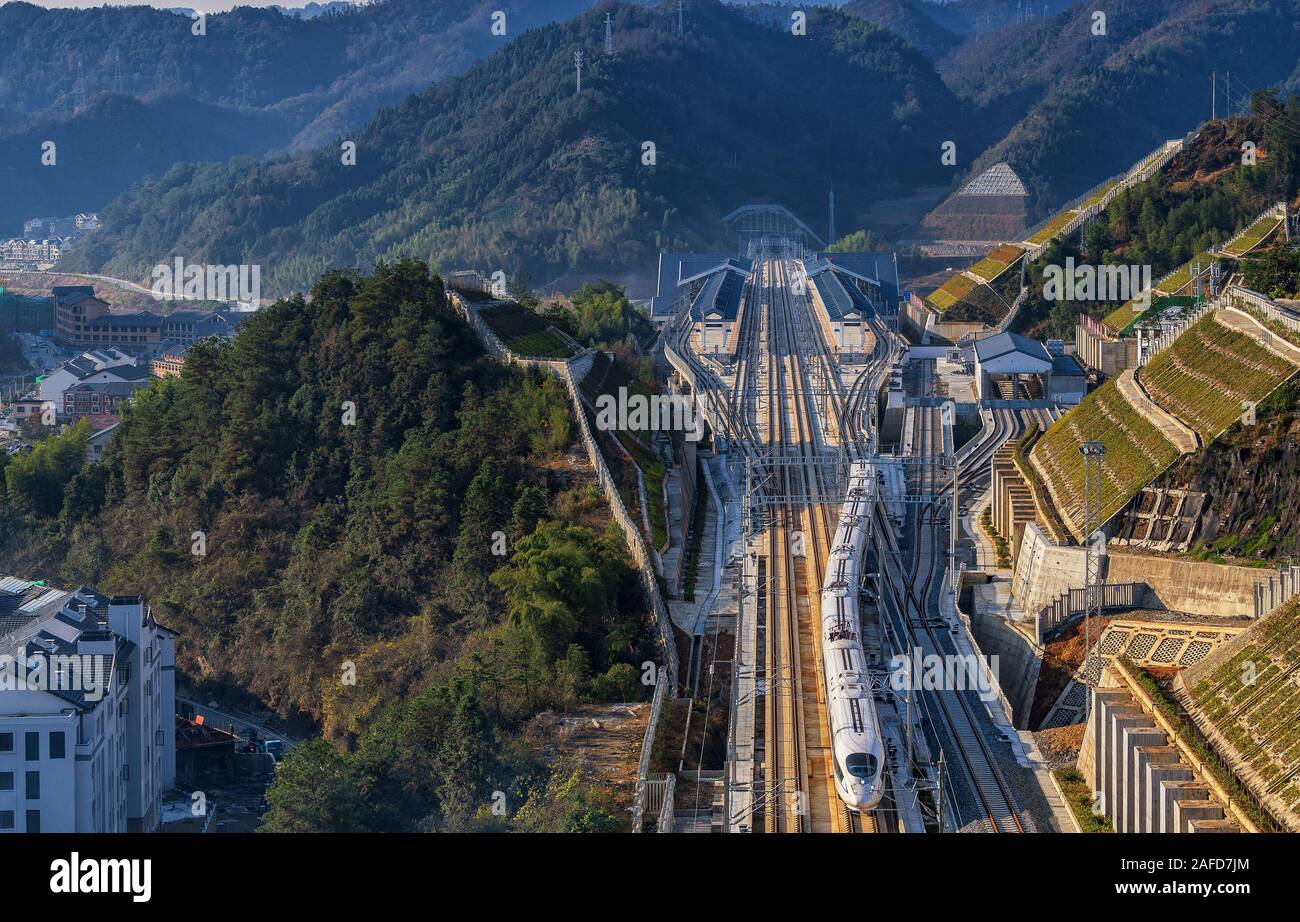 Beijing, Chine. 24 Nov, 2018. Un train à grande vitesse quitte la gare ferroviaire de Hangzhou dans l'est de la Chine, la province du Zhejiang, le 24 novembre, 2018. Crédit : Li Chen/Xinhua/Alamy Live News Banque D'Images