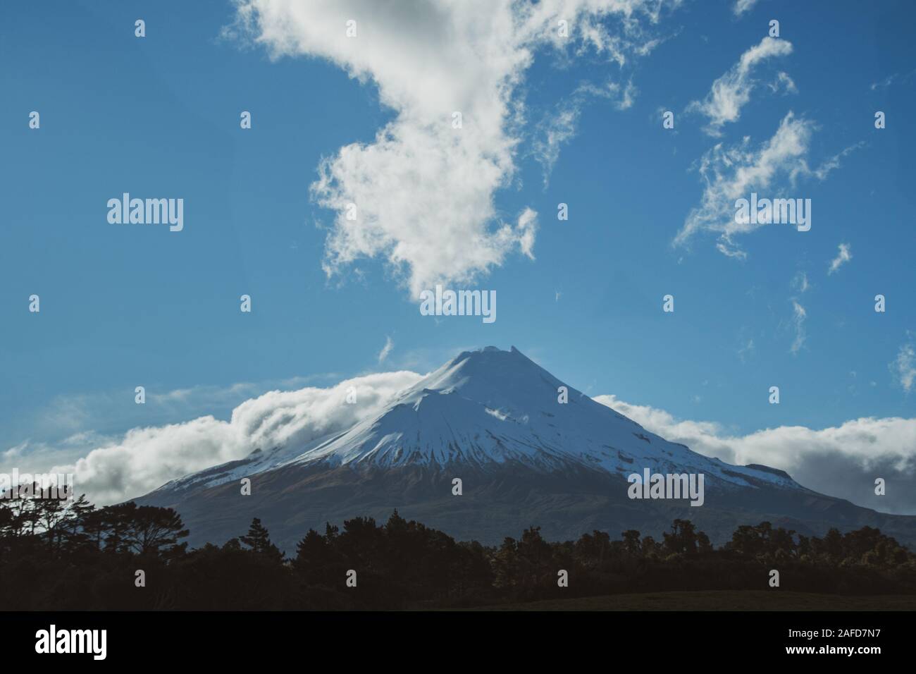 Les formations nuageuses sur Taranaki Maunga/Mont Taranaki en Nouvelle Zélande Banque D'Images