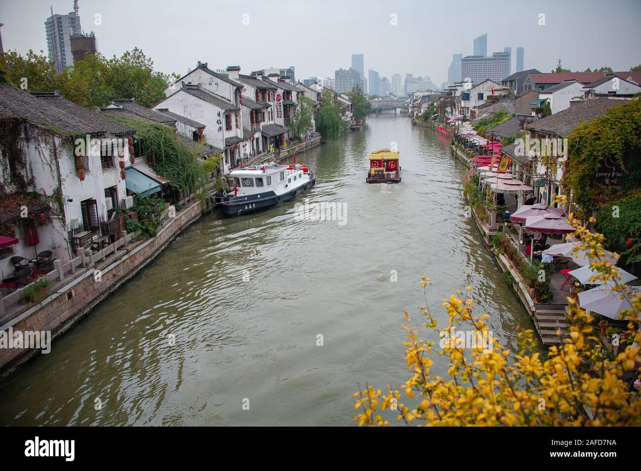 Vues canal pittoresque vieille ville de Wuxi, Jiangsu Province, China. Partie d'un réseau d'eau, reliées par le Grand Canal - la Chine. Banque D'Images