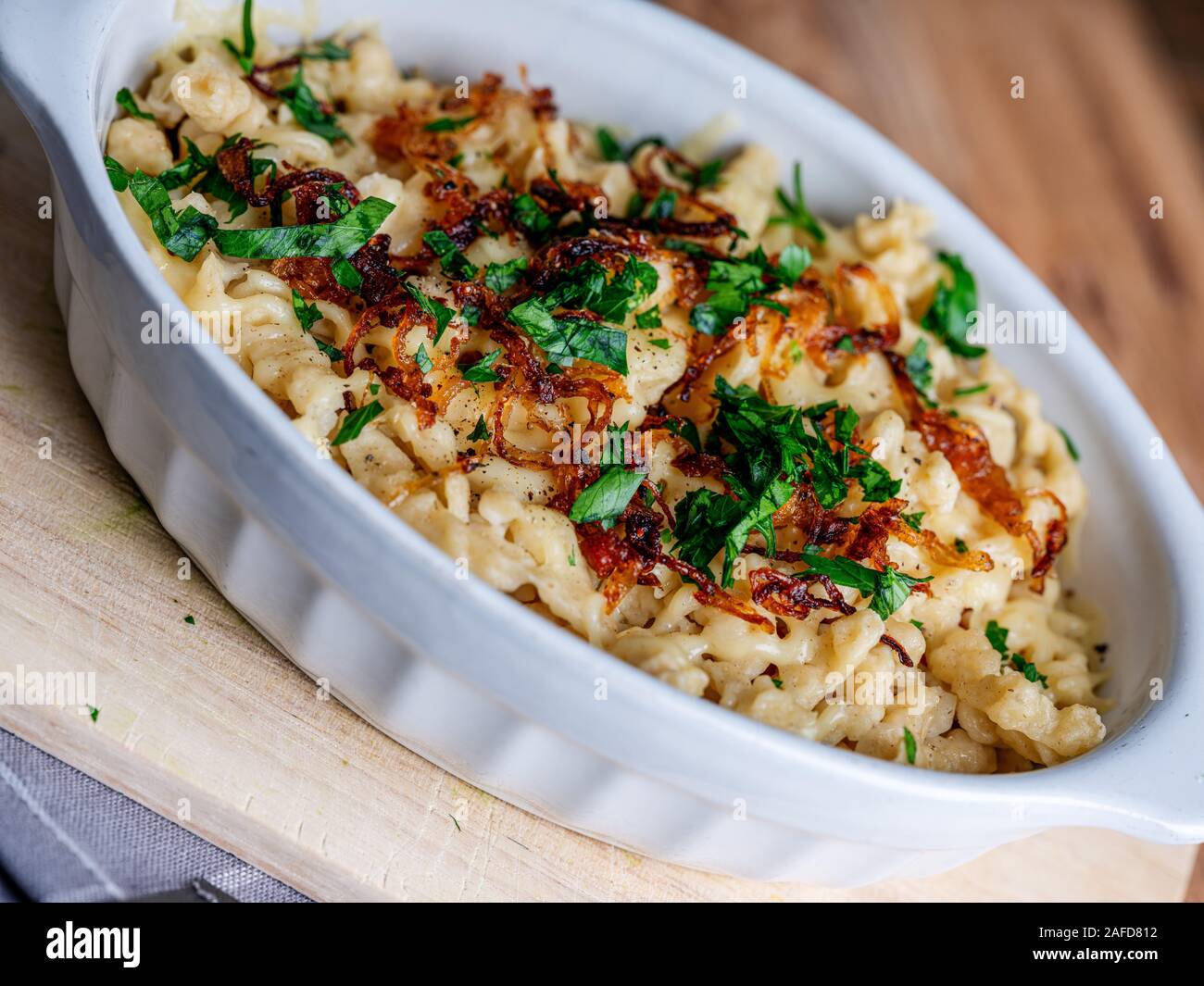 Kaesespaetzle nouilles fromage allemand, avec l'oignon grillé Banque D'Images