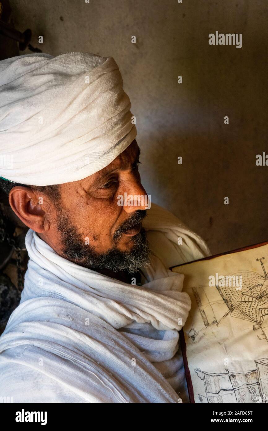 L'Éthiopie, du Tigré, Yeha, Adwa, ancien prêtre affichage manuscrit lumineux Banque D'Images