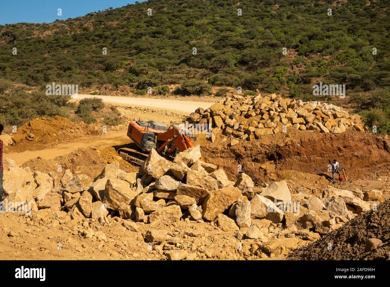 L'Éthiopie, du Tigré, Wukro, construction de routes, digger l'excavation, la construction d'un nouveau canal de drainage de l'autoroute et de l'Escarpement du Gheralta Hawzen Banque D'Images