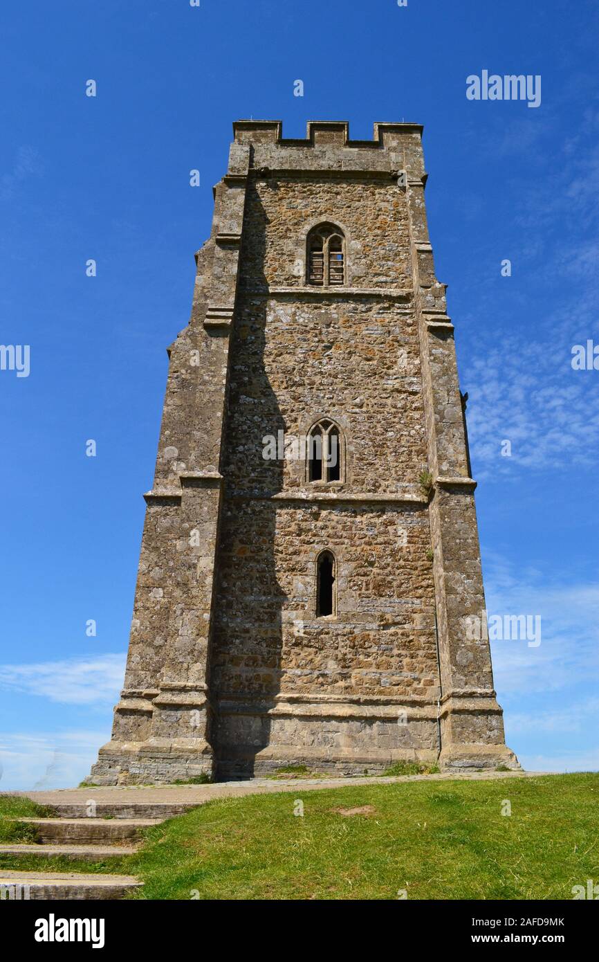 Les gens au St Michael's Tower, Glastonbury Tor, Glastonbury, Somerset, England, UK. Banque D'Images