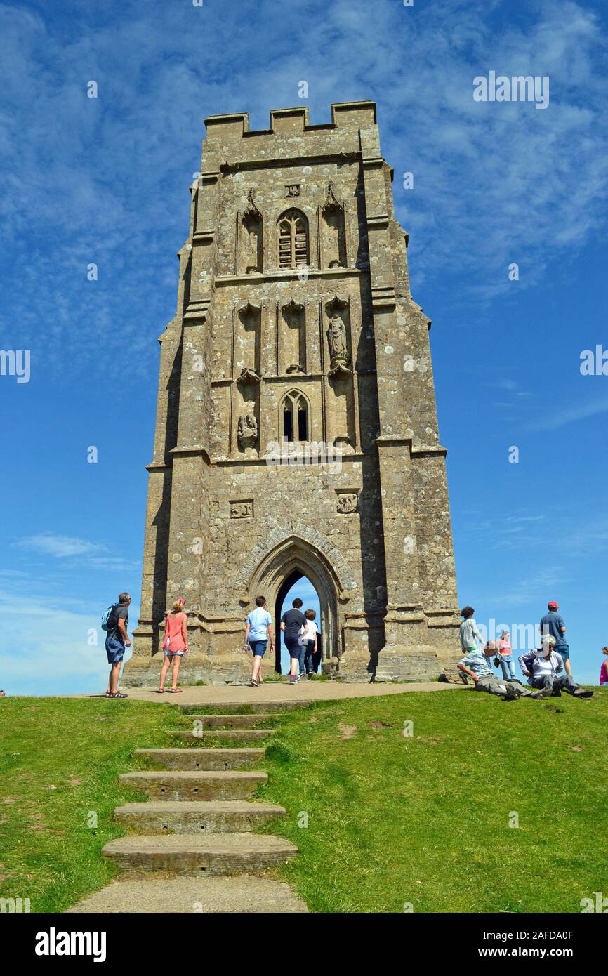 Les gens au St Michael's Tower, Glastonbury Tor, Glastonbury, Somerset, England, UK. Banque D'Images