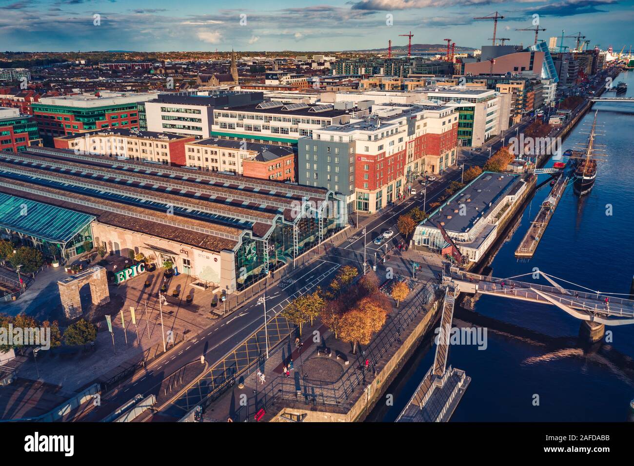 Vue aérienne de la ville de Dublin sur la rivière Liffey,Sean O'Casey Bridge et bâtiment Epic Banque D'Images