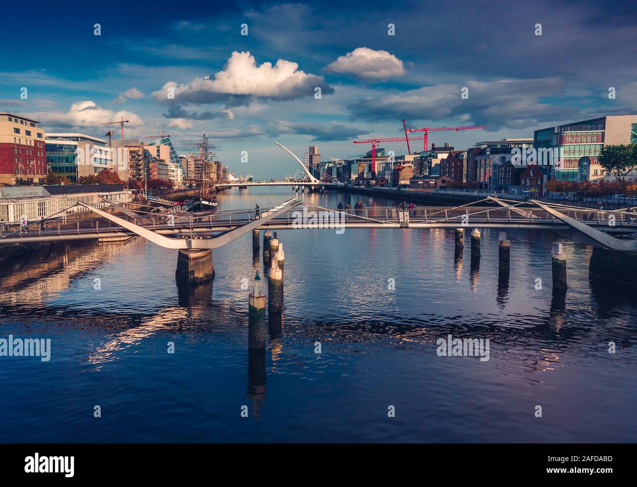 Vue aérienne de la ville de Dublin sur la rivière Liffey .Samuel Beckt et Sean O'Casey Pont. Banque D'Images