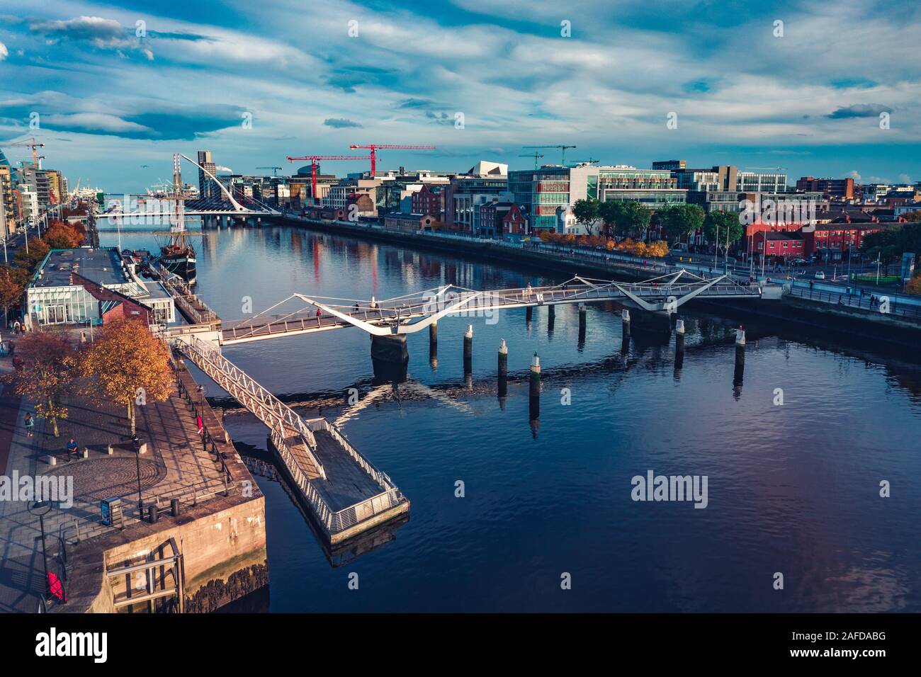 Vue aérienne de la ville de Dublin sur la rivière Liffey.Samuel Beckett et Sean O'Casey Bridge Banque D'Images