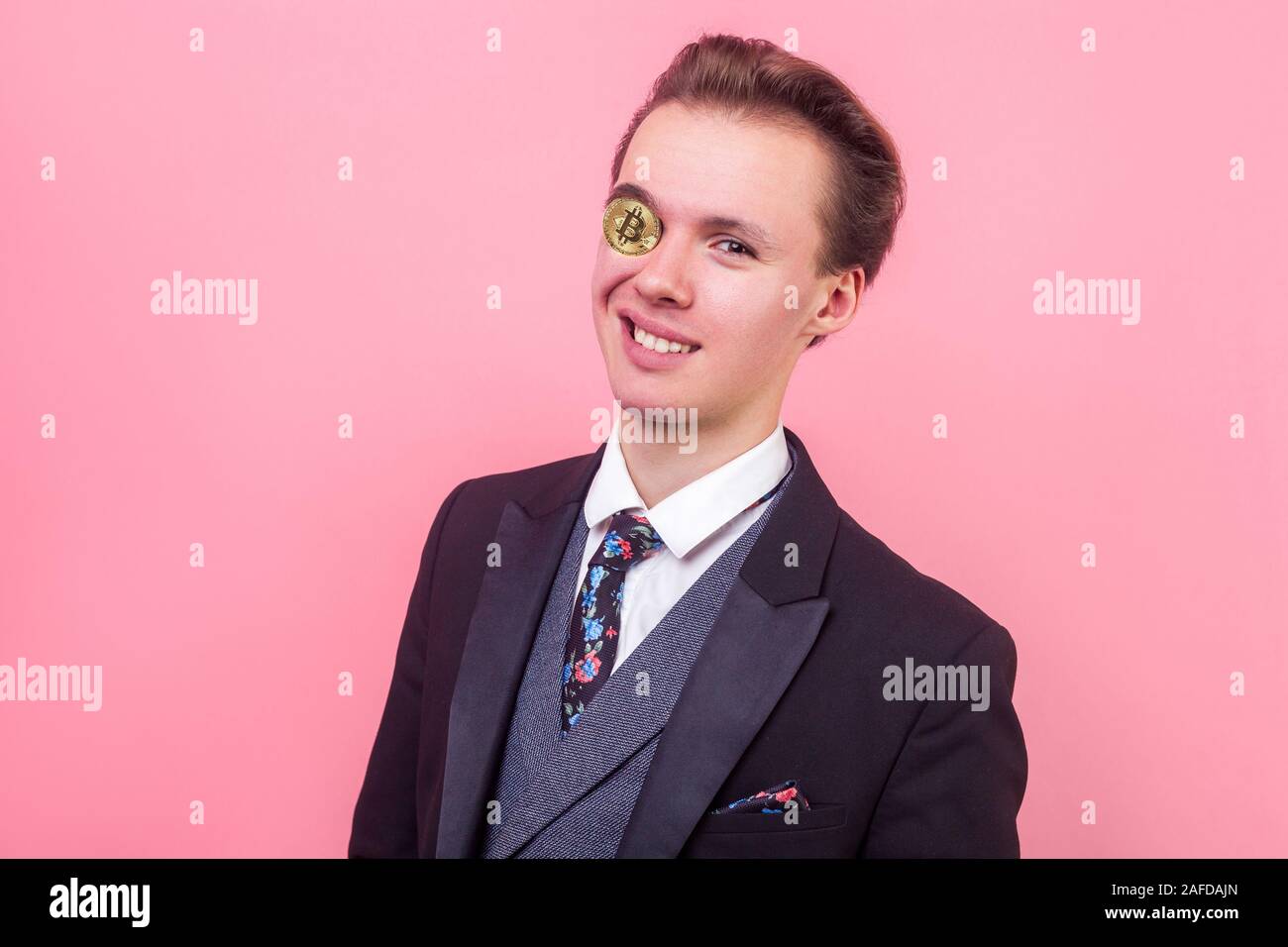 Portrait of happy riche homme d'affaires en costume élégant et élégant avec des yeux avec décote, couvrant, bitcoin à heureux satisfait à l'appareil photo, cryptocurr Banque D'Images