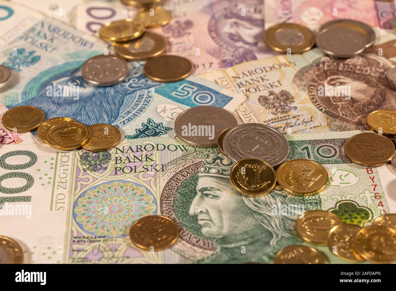 Zloty polonais. Billets et pièces PLN qui dispose de bonnes options à utiliser pour illustrer des sujets comme les entreprises, banques, médias, présentations, etc. Banque D'Images