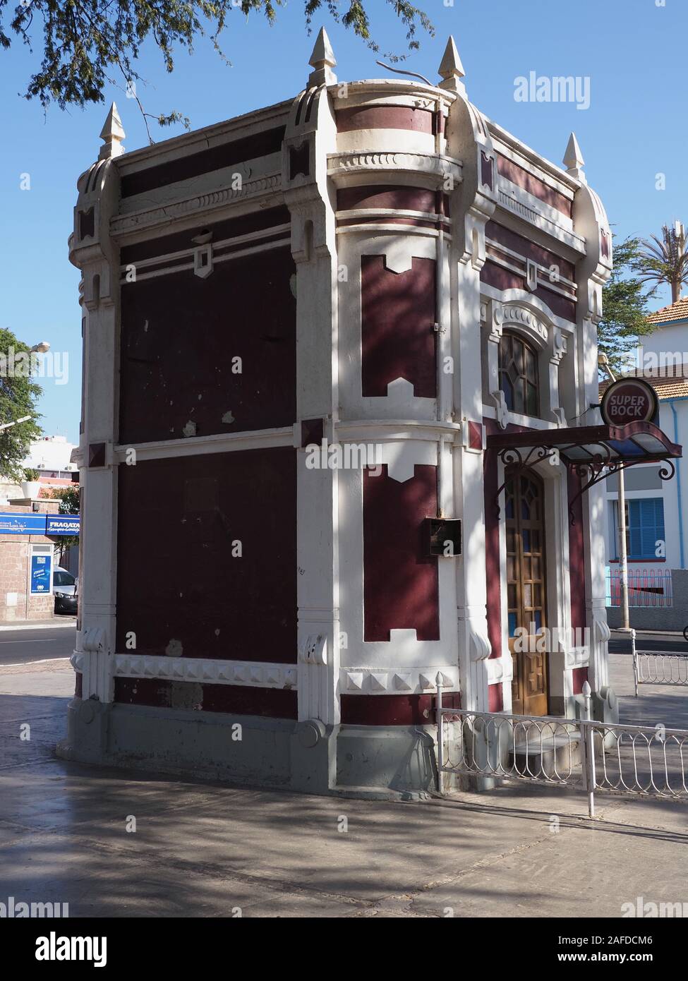 Un kiosque dans la place Amilcar Cabral, connu sous le nom de Praca Nova en ville Mindelo africains à l'île de Sao Vicente Cap Vert - verticale Banque D'Images