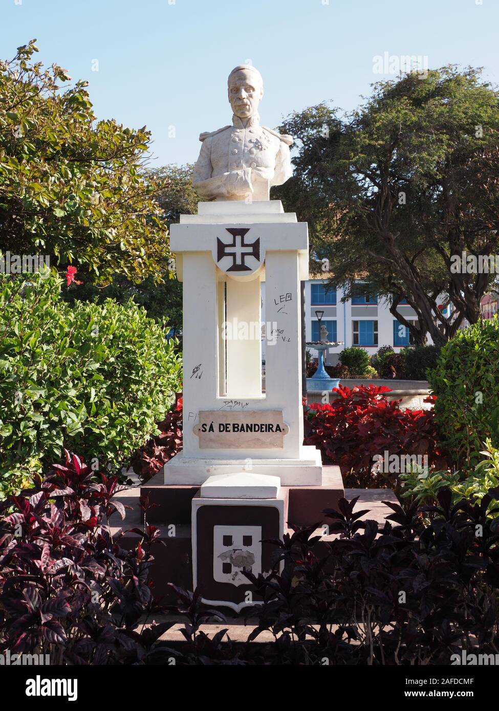 Statue d'Amilcar Cabral à Praça Nova square dans la ville de Mindelo africains à l'île de Sao Vicente au Cap Vert - verticale Banque D'Images