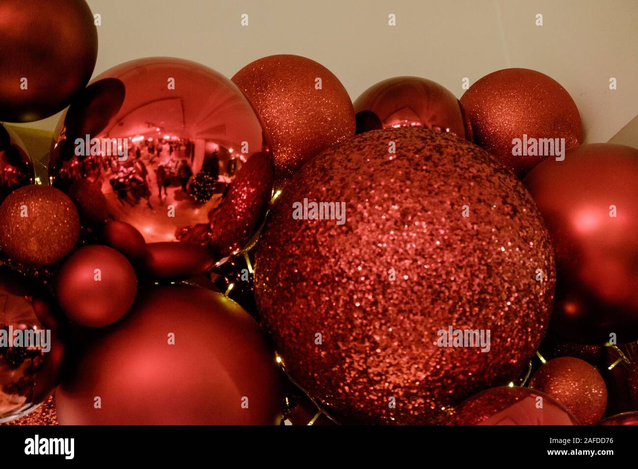 Close up of red boules de Noël sur un arbre de Noël. Banque D'Images