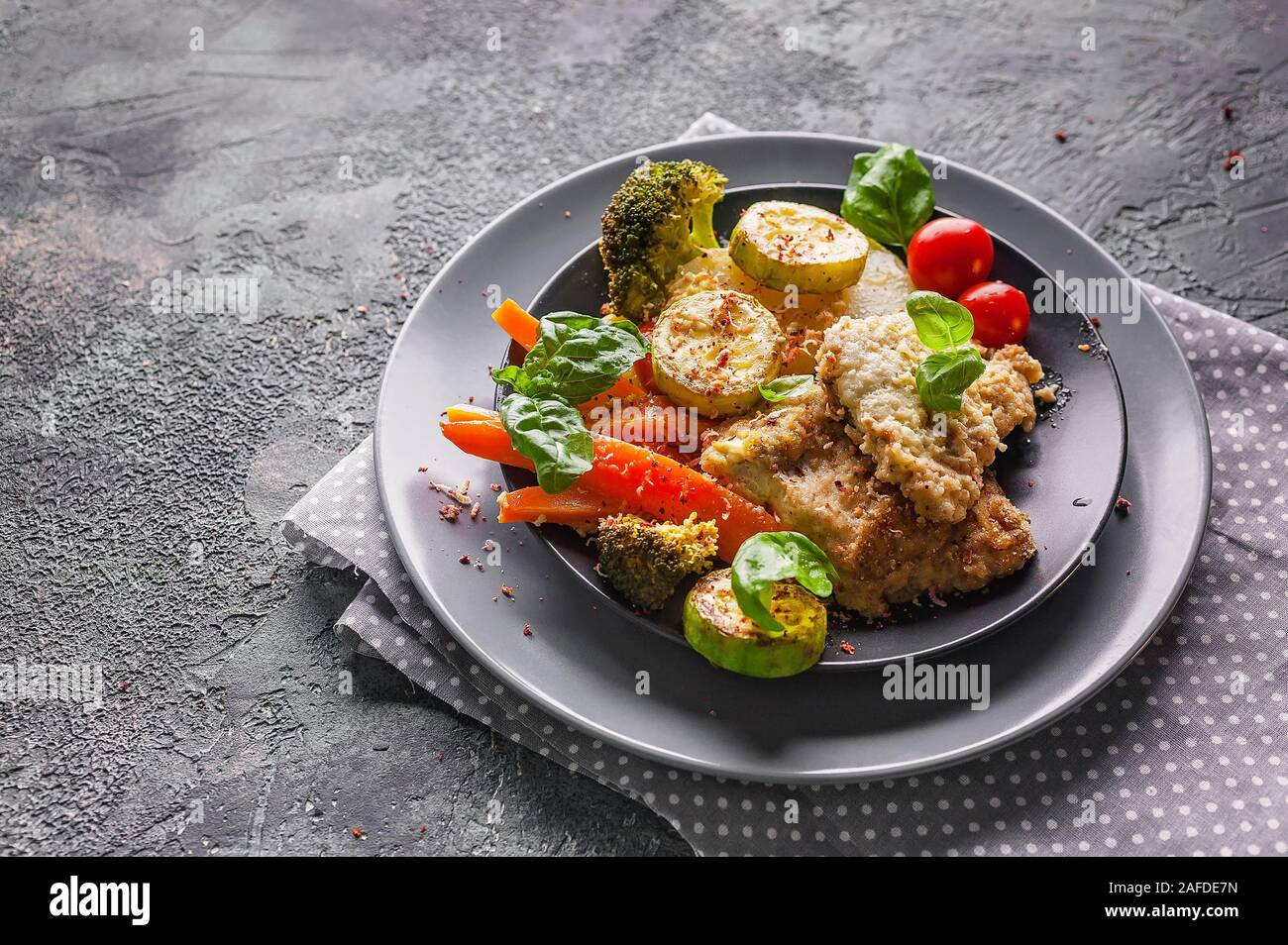 Close-up avec des légumes cuits de la morue et de basilic frais. Des aliments sains et savoureux. Une cuisine traditionnelle Fruits de mer. Banque D'Images