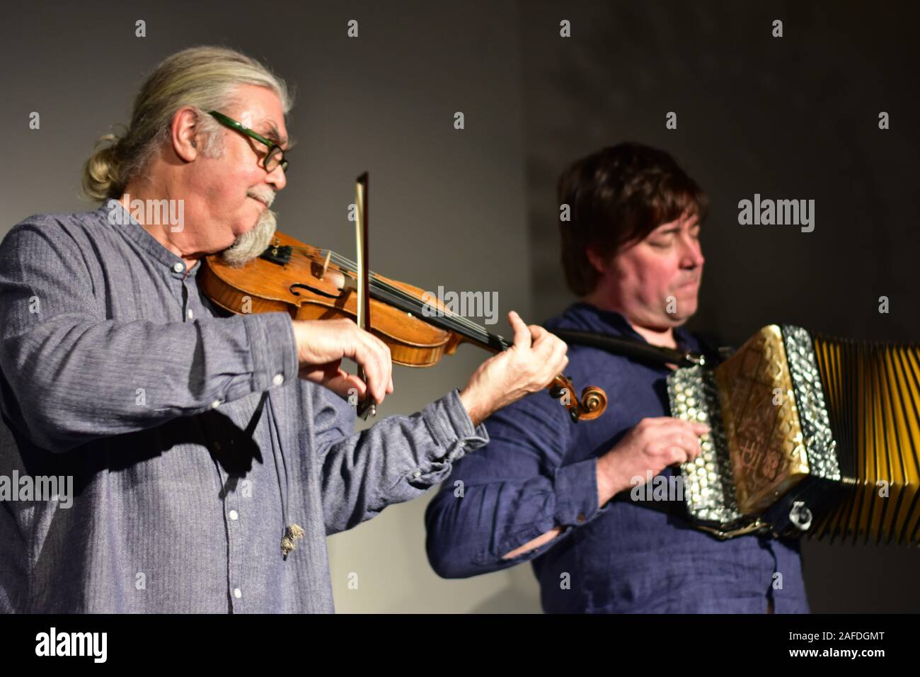 Peter Knight et John Spiers en performance à Rook Lane Chapelle, Frome, Somerset, Angleterre. 12 Décembre 2019 Banque D'Images