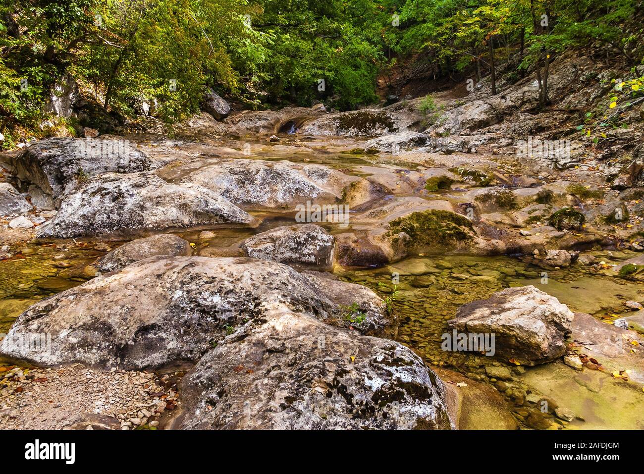 Rivière de montagne dans le Grand Canyon de Crimée, Ukraine Banque D'Images