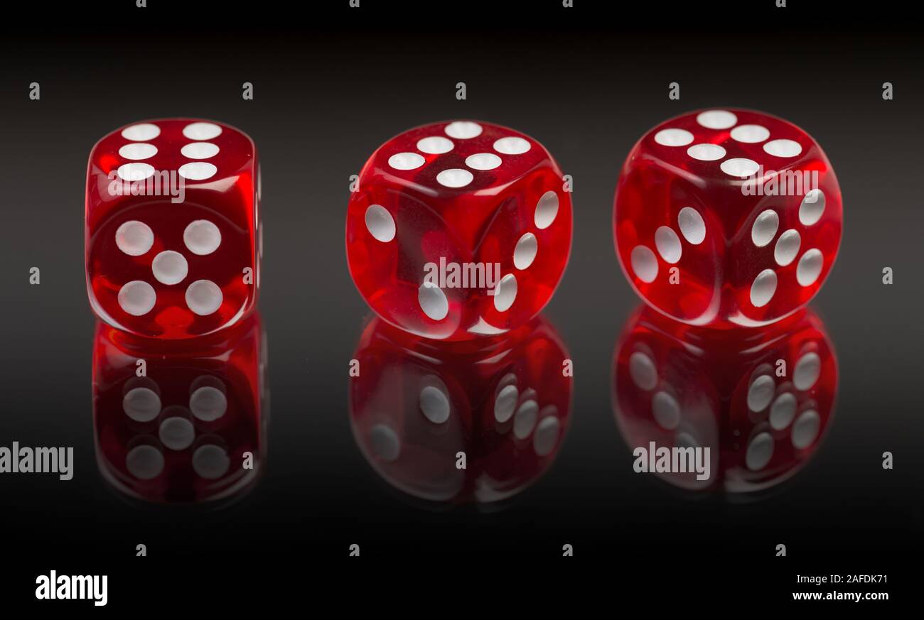 Dés rouges sur fond miroir noir dégradé Banque D'Images