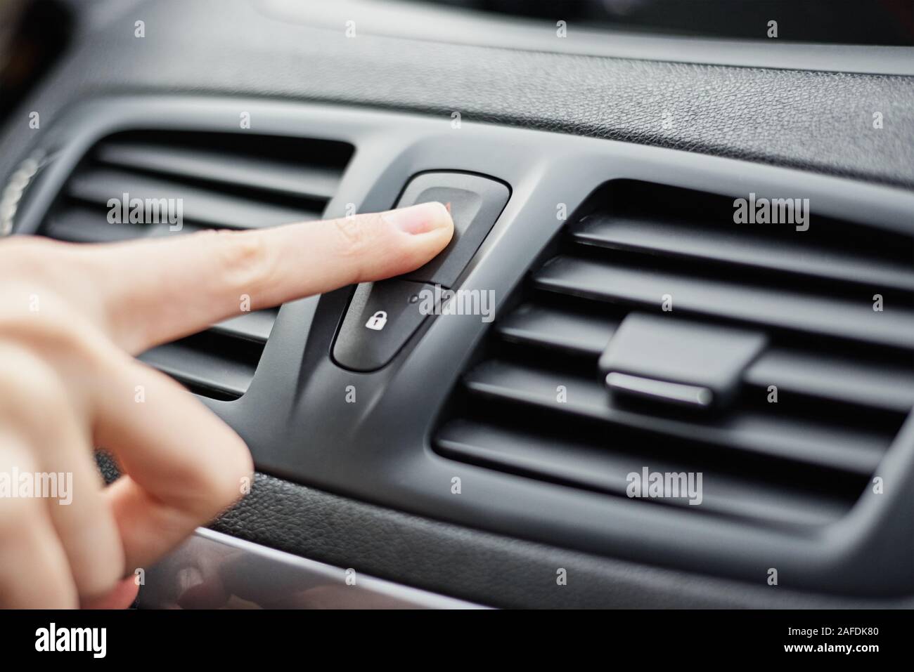 Appuyer sur le bouton d'arrêt à main dans la voiture Banque D'Images