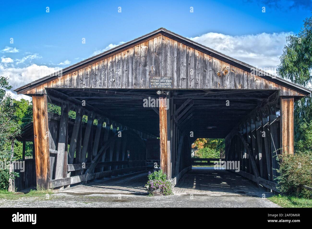 Beau vieux pont en bois double couvert en Nouvelle Angleterre Banque D'Images