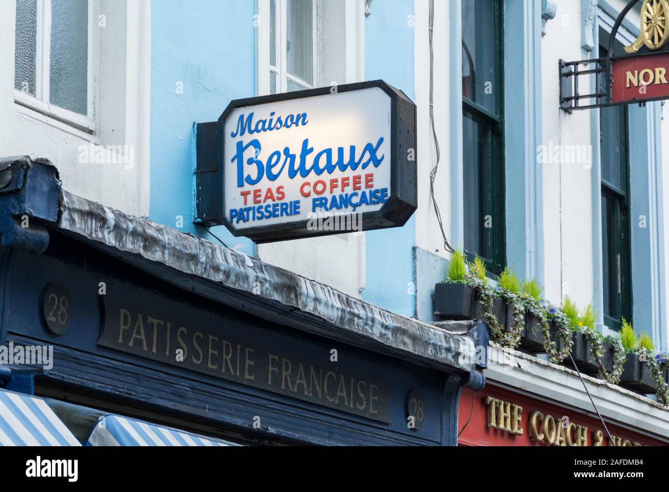 Signalisation à l'extérieur de Michele Wade's Maison Bertaux pâtisserie française et salons de thé on Greek Street, Soho, London, W1, UK Banque D'Images