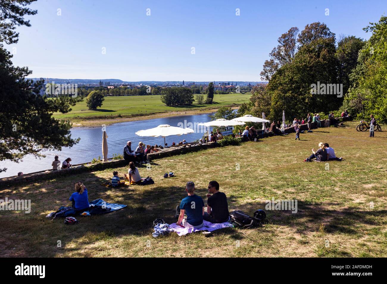 Les familles se détendre sur les pentes de l'Elbe Banque D'Images