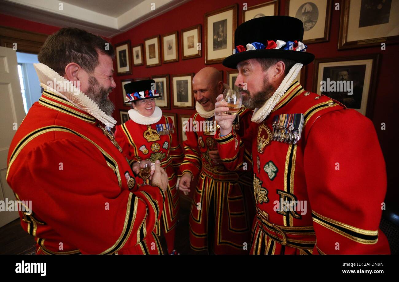 Warder Yeoman's (plus communément connu sous le nom de Beefeaters) partager un verre à la maison de la Reine avant leur état de Noël Parade dans la Tour de Londres. Banque D'Images